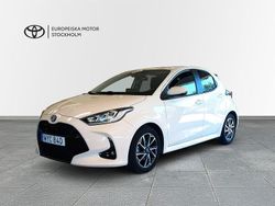 Vit Begagnad 2022 Toyota Yaris Hybrid Active Halvkombi | 209 900 kr (Marknadspris)