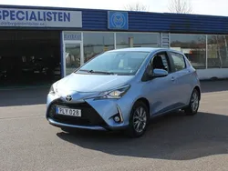 Ljusblå Begagnad 2017 Toyota Yaris Active Halvkombi | 119 800 kr (Marknadspris)