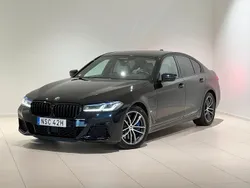 Svart Begagnad 2021 BMW 545e M Sport Sedan | 548 900 kr (Bra pris)