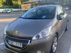 Ljusgrå Begagnad 2013 Peugeot 208 Halvkombi | 79 000 kr (Marknadspris)