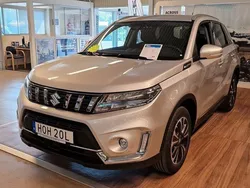 Grå Begagnad 2023 Suzuki Vitara SUV | 309 900 kr (Marknadspris)