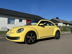 Gul Begagnad 2013 VW Beetle Halvkombi | 146 000 kr (Marknadspris)