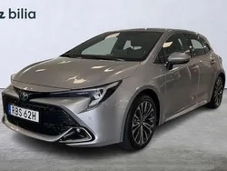 Silver Begagnad 2024 Toyota Corolla Hybrid Style Halvkombi | 329 800 kr (Marknadspris)