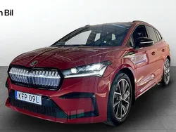 Röd (velvet red metallic) Begagnad 2022 Skoda Enyaq iV SportLine SUV | 404 900 kr (Marknadspris)