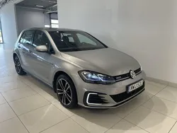 Silver (tungsten silver metallic) Begagnad 2020 VW Golf VIII GTE Sedan | 189 900 kr (Superpris)