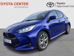 Mörkblå Begagnad 2024 Toyota Yaris Hybrid Style Halvkombi | 279 900 kr (Marknadspris)