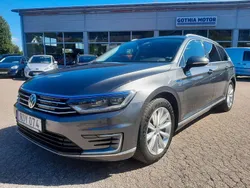 Mörkgrå (grå) Begagnad 2017 VW Passat Executive Kombi | 133 900 kr (Marknadspris)