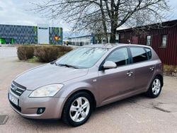 Mörkgrå (grå) Begagnad 2007 Kia Ceed Halvkombi | 29 900 kr (Marknadspris)