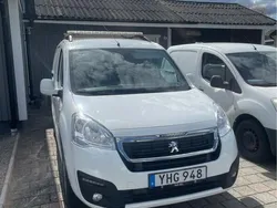 Vit Begagnad 2017 Peugeot Partner Minibuss | 110 000 kr (Marknadspris)