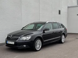 Svart Begagnad 2014 Skoda Superb Kombi | 109 000 kr