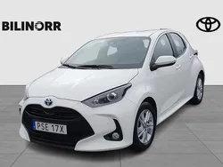 Vit Begagnad 2022 Toyota Yaris Hybrid Active Halvkombi | 219 900 kr (Marknadspris)