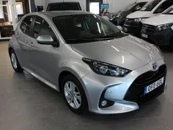 Silver Begagnad 2023 Toyota Yaris Hybrid Active Halvkombi | 215 500 kr (Marknadspris)