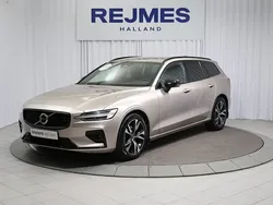 Grå Begagnad 2022 Volvo V60 Plus Kombi | 389 500 kr (Marknadspris)