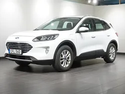 Vit (frozen white solid) Begagnad 2022 Ford Kuga Titanium SUV | 244 800 kr (Bra pris)