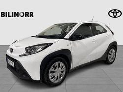 Vit Begagnad 2023 Toyota Aygo X Play SUV | 169 900 kr (Marknadspris)