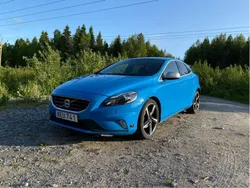Blå Begagnad 2016 Volvo V40 R-Design Kombi | 150 000 kr (Marknadspris)