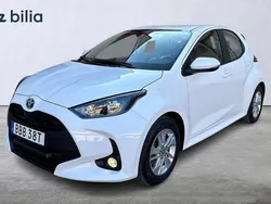 Vit Begagnad 2023 Toyota Yaris Hybrid Active Halvkombi | 229 900 kr (Marknadspris)