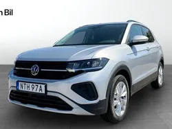 Silver (reflex silver metallic) Ny 2025 VW T-Cross Life SUV | 293 200 kr (Marknadspris)