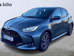 Grå Begagnad 2023 Toyota Yaris Hybrid Active Halvkombi | 234 900 kr (Marknadspris)
