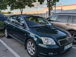 Grön Begagnad 2004 Toyota Avensis Halvkombi | 28 000 kr (Marknadspris)