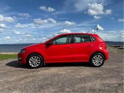 Röd Begagnad 2015 VW Polo Halvkombi | 72 900 kr (Marknadspris)
