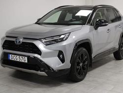 Grå Begagnad 2022 Toyota RAV4 Hybrid Style SUV | 379 000 kr (Marknadspris)