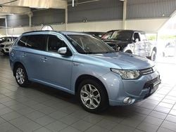 Ljusblå Begagnad 2013 Mitsubishi Outlander P-HEV SUV | 129 900 kr (Dyr)