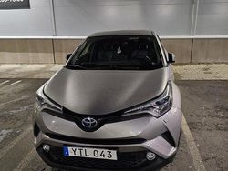 Grå Begagnad 2018 Toyota C-HR+ Executive SUV | 180 000 kr