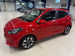 Röd Begagnad 2023 Hyundai i10 Essential Halvkombi | 169 000 kr (Marknadspris)