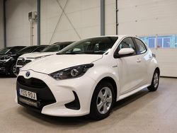 Vit Begagnad 2021 Toyota Yaris Hybrid Active Halvkombi | 174 600 kr (Marknadspris)