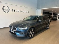 Mörkblå (blå) Begagnad 2021 Volvo V60 CC Kombi | 339 900 kr (Marknadspris)