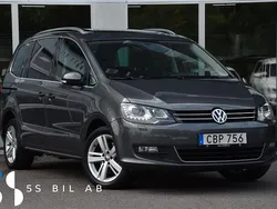 Mörkgrå Begagnad 2016 VW Sharan Minibuss | 214 900 kr (Marknadspris)