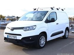 Vit svart Begagnad 2021 Toyota Proace City Van | 219 900 kr (Marknadspris)
