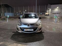 Grå Begagnad 2014 Mazda 2 Halvkombi | 44 000 kr (Marknadspris)