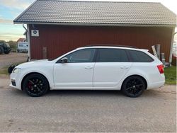 Vit Begagnad 2015 Skoda Octavia RS Kombi | 120 000 kr (Marknadspris)