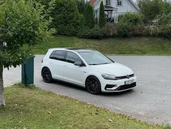 Vit Begagnad 2017 VW Golf VII R Halvkombi | 239 900 kr (Marknadspris)