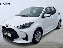 Vit Begagnad 2023 Toyota Yaris Hybrid Active Halvkombi | 234 900 kr (Marknadspris)