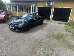Svart Begagnad 2016 Mercedes E250 AMG Cab | 380 000 kr