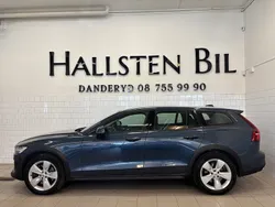 Mörkblå (blå metallic) Begagnad 2019 Volvo V60 CC Momentum Kombi | 239 000 kr (Marknadspris)