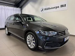 Mörkgrå (grå) Begagnad 2021 VW Passat GTE Kombi | 249 900 kr (Marknadspris)