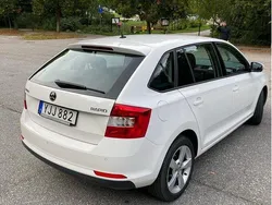 Vit Begagnad 2017 Skoda Rapid Halvkombi | 90 000 kr (Marknadspris)