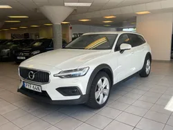 Vit Begagnad 2019 Volvo V60 CC Momentum Kombi | 279 900 kr (Marknadspris)