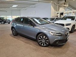 Grå Begagnad 2019 Volvo V40 CC Kombi | 218 000 kr (Marknadspris)