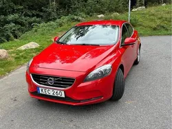 Röd Begagnad 2016 Volvo V40 Momentum Kombi | 125 000 kr (Marknadspris)