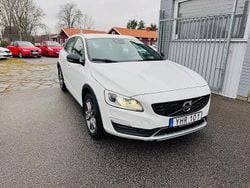 Vit Begagnad 2016 Volvo V60 CC Summum Kombi | 179 900 kr (Bra pris)