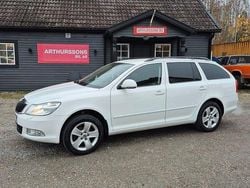 Vit Begagnad 2011 Skoda Octavia Elegance Kombi | 63 000 kr (Marknadspris)