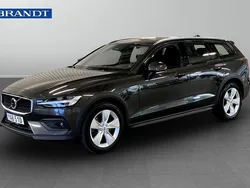Grå Begagnad 2023 Volvo V60 CC Core Kombi | 364 900 kr (Marknadspris)
