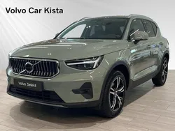 Grön Begagnad 2023 Volvo XC40 Plus SUV | 369 900 kr (Marknadspris)
