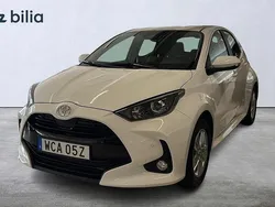 Vit Ny 2025 Toyota Yaris Hybrid Active Halvkombi | 259 900 kr (Marknadspris)