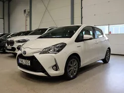 Vit Begagnad 2019 Toyota Yaris Hybrid Active Halvkombi | 139 900 kr (Marknadspris)